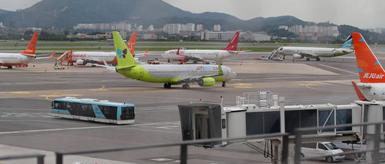 서울 김포공항 주기장에 저비용항공사(LCC) 소속 여객기들이 세워져 있다. 〈사진=연합뉴스〉