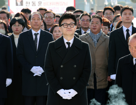 국민의힘 한동훈 비상대책위원장이 4일 오전 광주 북구 국립5·18민주묘지에서 참배하고 있다. 〈사진=연합뉴스〉