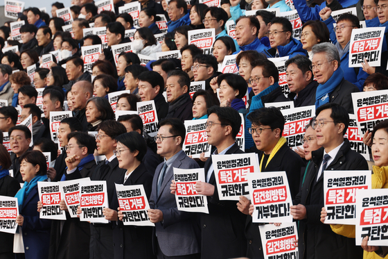 5일 국회 본청 앞에서 더불어민주당과 정의당, 진보당과 기본소득당 등 야 4당이 '김건희, 50억 클럽 특검 거부 규탄대회'를 하고 있다. 〈사진=연합뉴스〉