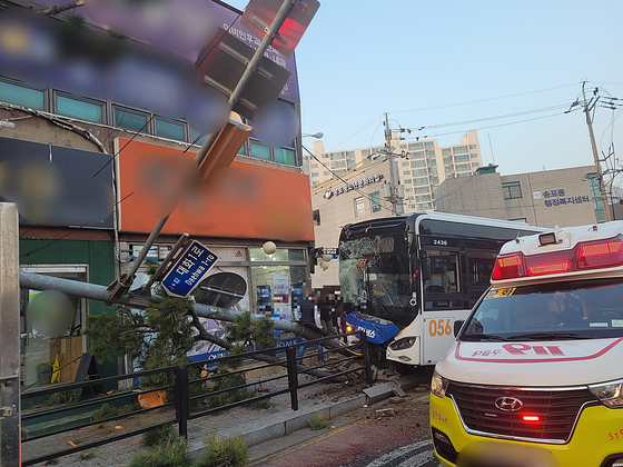 5일 오후 4시 42분쯤 고양 일산서구 대화동 송포행정복지센터 인근 도로에서 시내버스가 인도로 돌진하는 사고가 발생했다. 〈사진=경기북부소방본부 제공〉