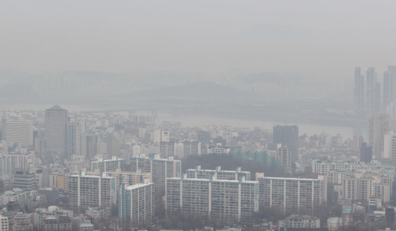 초미세먼지 '나쁨' 수준을 보인 어제(4일) 오전 서울 하늘 모습. 〈사진=연합뉴스〉