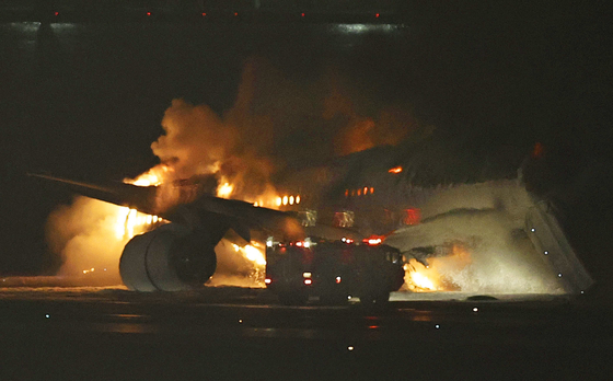 지난 2일 일본 하네다 공항 활주로에 착륙하던 일본항공(JAL) 소속 항공기가 화염에 휩싸여 있다. 〈사진=연합뉴스〉