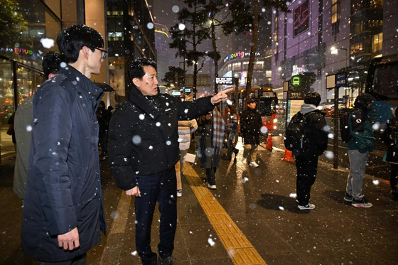 6일 오후 오세훈 서울시장이 '명동입구 광역버스 정류소'를 찾아 현장을 점검하고 있다. 〈사진=연합뉴스〉