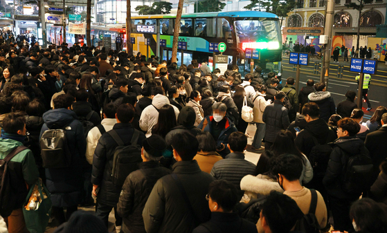 지난 4일 저녁 명동입구 정류소 모습. 퇴근길 버스를 기다리는 시민들로 혼잡하다. 〈사진=연합뉴스〉