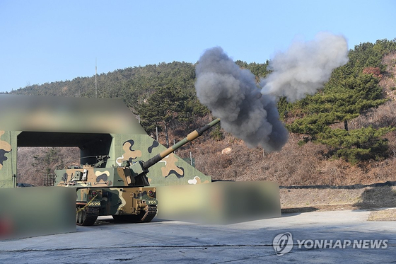 북한이 서해 북방한계선(NLL) 인근 해안포 사격을 실시한 5일 연평도에서 우리 군 K9 자주포가 해상사격 훈련을 하고 있다. 2024.1.5 [국방부 제공]