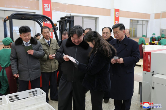 김정은 북한 국무위원장이 새로 건설한 광천닭공장(양계장)을 현지지도했다고 북한 조선중앙통신이 8일 보도. 현장에 딸 주애가 동행한 모습. (출처=조선중앙통신)