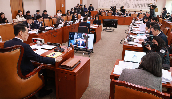 김도읍 법제사법위원회 위원장이 8일 오후 국회에서 열린 법제사법위원회 전체회의에서 의사봉을 두드리고 있다. (사진=연합뉴스)