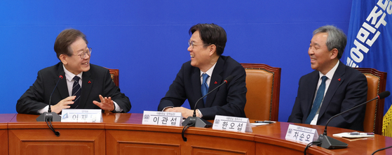 지난달 14일 국회 당 대표실에서 대통령실 이관섭 당시 정책실장과 한오섭 정무수석이 더불어민주당 이재명 대표를 만나고 있다. 〈사진=연합뉴스〉