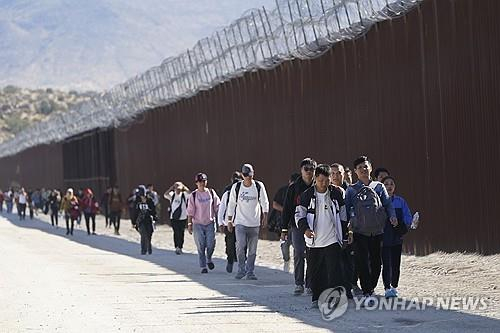 작년 10월 멕시코-미국 국경을 통한 미국 입국을 시도하는 중국인 포함 외국인 〈사진=연합뉴스·AP〉