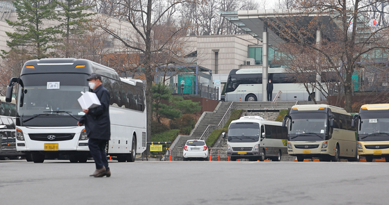 장례 차량으로 붐비는 서울시립승화원 주차장 〈사진=연합뉴스〉