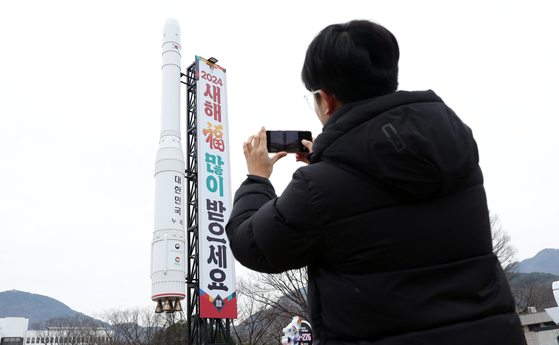 한국판 나사(NASA·미국 항공우주국) 역할을 할 우주항공청 설치 법안이 국회 문턱을 넘은 9일 오후 경남 창원시 의창구 경남도청 입구에서 한 시민이 우주발사체 누리호 모형을 휴대전화로 촬영하고 있다. (사진=연합뉴스)