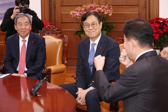 지난달 22일 국회를 방문한 대통령실 한오섭 정무수석(왼쪽부터)과 이관섭 당시 정책실장이 김진표 국회의장과 인사말을 나누고 있다. 〈사진=연합뉴스〉