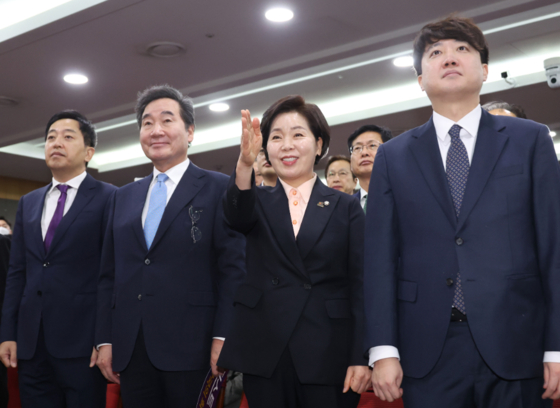 신당 창당을 추진 중인 이준석 전 국민의힘 대표(오른쪽부터)와 한국의희망 양향자 대표, 이낙연 전 더불어민주당 대표, 새로운선택 금태섭 공동대표가 어제(9일) 국회 의원회관에서 열린 양 대표의 출판기념회에 나란히 서서 대화하고 있다.〈사진=연합뉴스〉