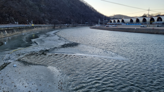 안동암산얼음축제가 열릴 예정이었던 미천. 원래는 얼음이 얼어있어야 하지만 올해 날씨가 따뜻해 물이 얼지 않았다. 〈사진=안동시청 제공〉