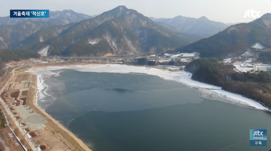 강원도 인제 소양강 상류 모습. 얼음이 얼지 않아 인제 빙어축제도 올해는 취소됐다. 〈사진=jtbc 방송화면〉