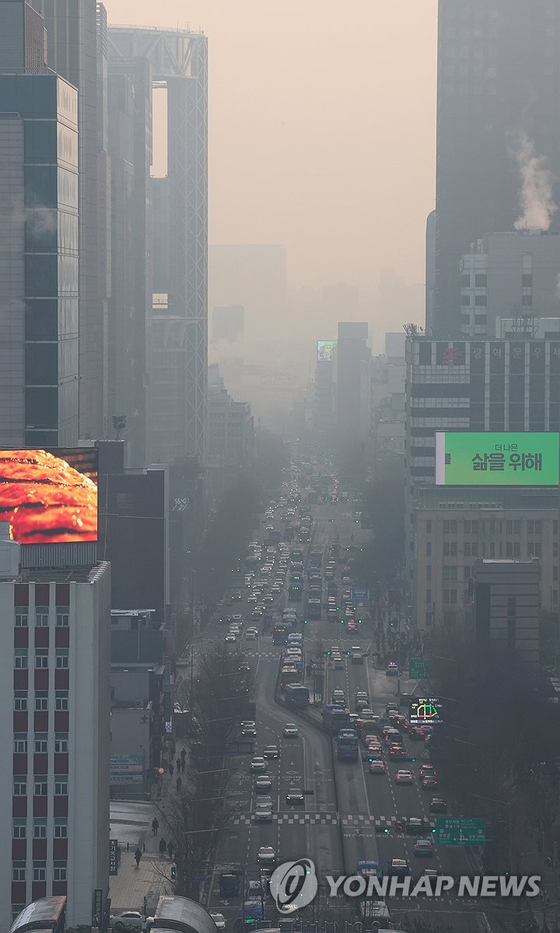 지난 10일 오전 서울 종로구에서 초미세먼지 농도가 '나쁨' 수준으로 나타나면서 도심 일대가 뿌옇게 보였다. 〈사진=연합뉴스〉