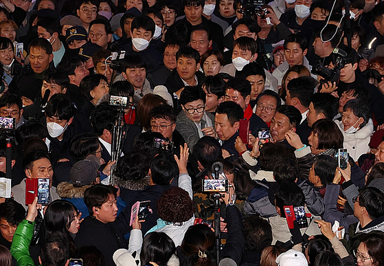 10일 오후 부산 중구 BIFF 광장을 찾은 한동훈 국민의힘 비상대책위원장이 지지자들에 둘러싸여 있다. 〈사진=연합뉴스〉