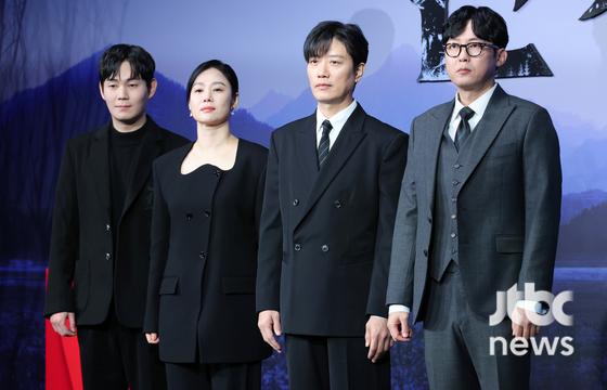 12일 오후 서울 중구 앰배서더 서울 풀만에서 넷플릭스 시리즈 '선산' 제작발표회가 열렸다. 연상호, 민홍남 감독과 김현주, 박희순, 박병은, 류경수가 참석했다. 김현우 엔터뉴스팀 기자 kim.hyunwoo3@jtbc.co.kr (콘텐트비즈니스본부)