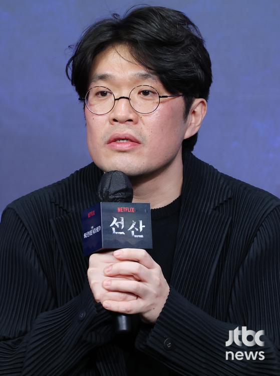 12일 오후 서울 중구 앰배서더 서울 풀만에서 넷플릭스 시리즈 '선산' 제작발표회가 열렸다. 연상호, 민홍남 감독과 김현주, 박희순, 박병은, 류경수가 참석했다. 김현우 엔터뉴스팀 기자 kim.hyunwoo3@jtbc.co.kr (콘텐트비즈니스본부)