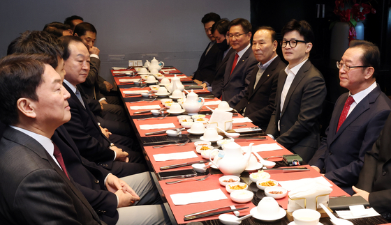 국민의힘 한동훈 비상대책위원장이 15일 여의도 켄싱턴 호텔에서 당 3선 의원들과 오찬 회동을 하고 있다. 〈사진=연합뉴스〉