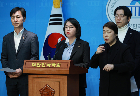 기본소득당 용혜인 상임대표가 15일 오전 국회 소통관에서 개혁연합신당 관련 기자회견을 하고 있다. 〈사진=연합뉴스〉