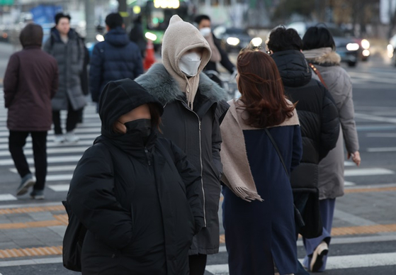 추운 날씨를 보인 지난 15일 오전 서울 종로구 광화문네거리에서 시민들이 두꺼운 옷을 입고 이동하고 있다. 〈사진=연합뉴스〉 