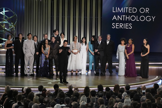 Lee Sung Jin and the team from "BEEF" accept the award for outstanding limited or anthology series during the 75th Primetime Emmy Awards on Monday, Jan. 15, 2024, at the Peacock Theater in Los Angeles. (AP Photo/Chris Pizzello) 11524130021  〈저작권자(c) 연합뉴스, 무단 전재-재배포, AI 학습 및 활용 금지〉