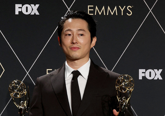 Steven Yeun poses with the Lead Actor in a Limited or Anthology Series or Movie award for "Beef" at the 75th Primetime Emmy Awards in Los Angeles, California, U.S., January 15, 2024. REUTERS/Aude Guerrucci  〈저작권자(c) 연합뉴스, 무단 전재-재배포, AI 학습 및 활용 금지〉