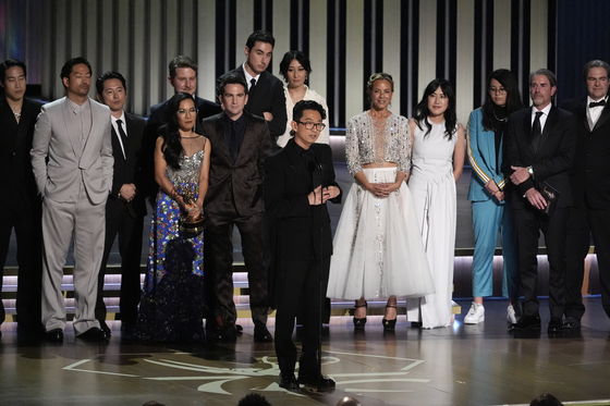 Lee Sung Jin and the team from "BEEF" accept the award for outstanding limited or anthology series during the 75th Primetime Emmy Awards on Monday, Jan. 15, 2024, at the Peacock Theater in Los Angeles. (AP Photo/Chris Pizzello) 11524130021  〈저작권자(c) 연합뉴스, 무단 전재-재배포, AI 학습 및 활용 금지〉