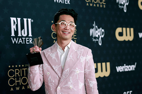 South Korean director Lee Sung Jin, winner of the Best Limited Series award for ?Beef,? poses in the press room during the 29th Annual Critics Choice Awards at the Barker Hangar in Santa Monica, California on January 14, 2024. (Photo by Michael TRAN / AFP)  〈저작권자(c) 연합뉴스, 무단 전재-재배포, AI 학습 및 활용 금지〉