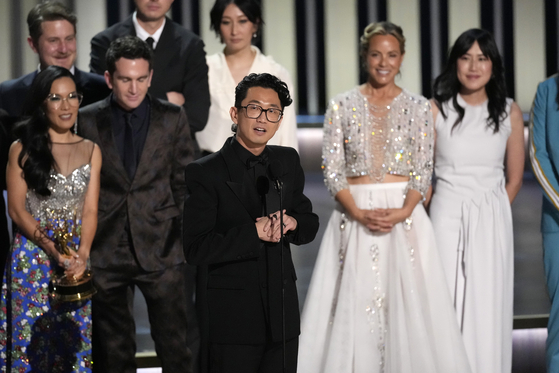 Lee Sung Jin and the team from "BEEF" accept the award for outstanding limited or anthology series during the 75th Primetime Emmy Awards on Monday, Jan. 15, 2024, at the Peacock Theater in Los Angeles. (AP Photo/Chris Pizzello) 11524130021  〈저작권자(c) 연합뉴스, 무단 전재-재배포, AI 학습 및 활용 금지〉