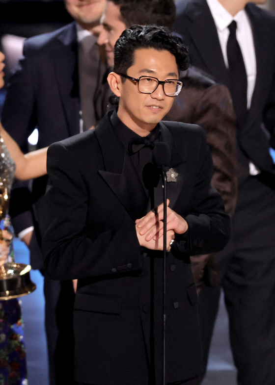 LOS ANGELES, CALIFORNIA - JANUARY 15: Lee Sung Jin accepts the Outstanding Limited or Anthology Series award for ?Beef? onstage during the 75th Primetime Emmy Awards at Peacock Theater on January 15, 2024 in Los Angeles, California.  Kevin Winter/Getty Images/AFP (Photo by KEVIN WINTER / GETTY IMAGES NORTH AMERICA / Getty Images via AFP)  〈저작권자(c) 연합뉴스, 무단 전재-재배포, AI 학습 및 활용 금지〉