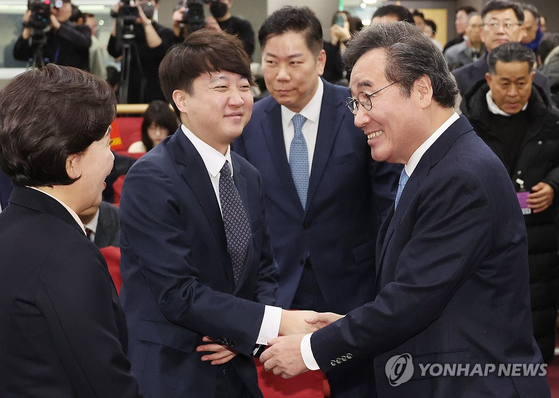 지난 9일 국회 의원회관에서 열린 한국의희망 양향자 대표 출판기념회에서 악수하는 이준석 전 국민의힘 대표와 이낙연 전 민주당 대표 〈사진=연합뉴스〉