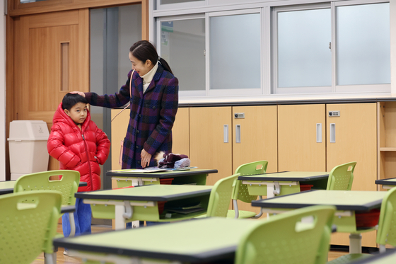 지난 4일 오후 서울 서초구 원명초등학교에서 열린 신입생 예비소집에서 예비 초등학생이 교실을 구경하고 있다. 〈사진=연합뉴스〉