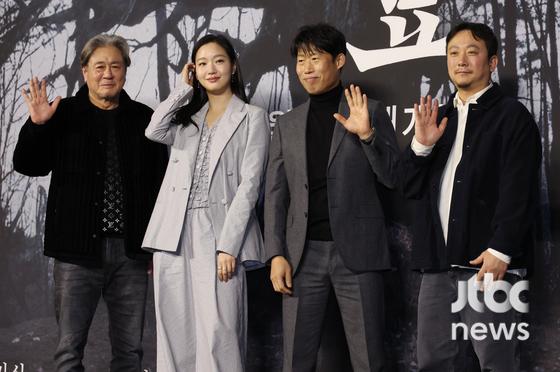 17일 오전 서울 중구 더 플라자 호텔 서울에서 영화 '파묘' 제작보고회가 열렸다. 장재현 감독과 최민식, 김고은, 유해진이 참석했다. 김현우 엔터뉴스팀 기자 kim.hyunwoo3@jtbc.co.kr (콘텐트비즈니스본부)