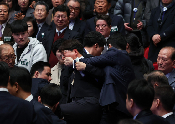  진보당 강성희 의원이 18일 전주시 덕진구 한국소리문화의전당 모악당에서 열린 전북특별자치도 출범식에서 윤석열 대통령이 입장하며 참석자들과 악수하는 동안 경호원들에게 제지당해 끌려나가고 있다. 〈사진=연합뉴스〉