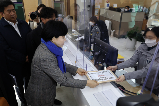 더불어민주당 당대표정치테러대책위원회 위원장을 맡은 전현희 전 국민권익위원장과 위원들이 18일 오전 서울경찰청에서 '허위공문서 작성 및 행사 죄' 위반 관련 고발장을 제출하고 있다. 〈사진=연합뉴스〉