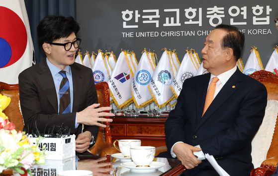 국민의힘 한동훈 비상대책위원장이 19일 종로구 한국기독교회관에서 장종현 한국교회총연합 대표회장을 만나고 있다. 〈사진=연합뉴스〉