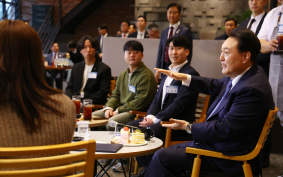 윤석열 대통령이 오늘(19일) 강원 강릉의 한 청년사업가가 운영하는 한 카페에서 강원 지역 청년들과 대화하고 있다. 〈사진=대통령실통신사진기자단〉