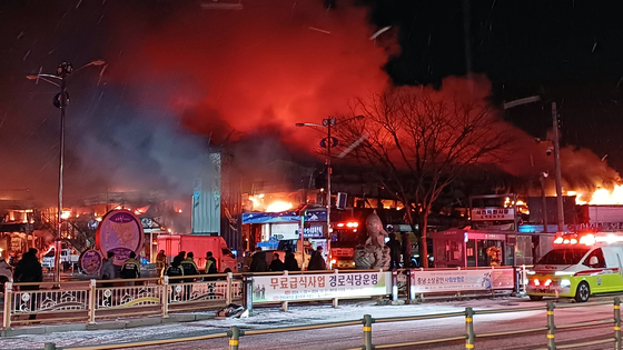 22일 오후 11시 8분쯤 충남 서천군 서천읍 서천특화시장에서 불이 났다. 소방 당국은 대응 2단계(8~14개 소방서에서 51~80대의 장비를 동원하는 경보령)를 발령해 진화작업을 벌였다. 〈사진=연합뉴스〉 