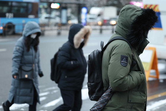 출근길 추위에 움츠러든 시민들. 〈자료사진=연합뉴스〉