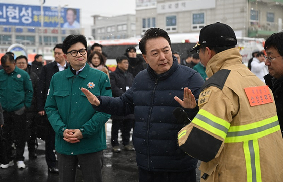 윤석열 대통령이 23일 충남 서천군 서천읍 서천특화시장 화재 현장에서 국민의힘 한동훈 비상대책위원장과 만나 피해 상황을 둘러보고 있다. 〈사진=대통령실 제공〉