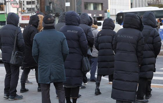 전날보다 더욱 추워진 오늘(23일) 오전 두꺼운 복장의 시민들이 서울 광화문 사거리를 지나고 있다. 〈사진=연합뉴스〉