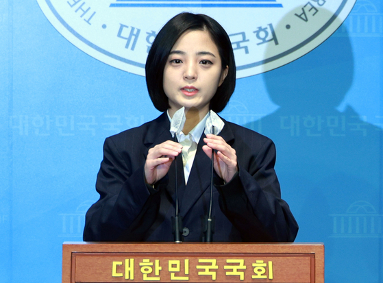 정의당 류호정 의원이 15일 오전 국회 소통관에서 정의당 탈당 기자회견을 열고 발언하고 있다. 〈사진=연합뉴스〉