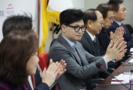 국민의힘 한동훈 비대위원장이 25일 여의도 당사에서 열린 정치개혁 관련 긴급좌담회에서 박수를 치고 있다. 〈사진=연합뉴스〉