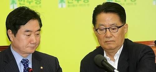 민주당 박지원(오른쪽) 원내대표와 이석현 의원, 2011년1월14일 〈연합뉴스〉