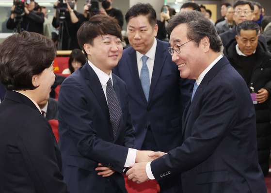 이낙연과 이준석   (서울=연합뉴스) 신준희 기자 = 신당 창당을 추진 중인 이준석 전 국민의힘 대표와 이낙연 전 더불어민주당 대표(오른쪽)가 9일 국회 의원회관에서 열린 한국의희망 양향자 대표 출판기념회에서 인사하고 있다. 2024.1.9   hama@yna.co.kr (끝)  〈저작권자(c) 연합뉴스, 무단 전재-재배포, AI 학습 및 활용 금지〉