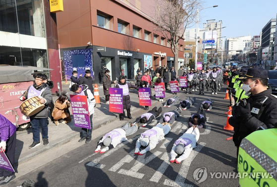 이태원 참사 유가족과 종교인들이 29일 오전 서울 용산구 이태원역 1번 출구 앞에서 대통령실 방향으로 이태원 참사 특별법 공포를 촉구하는 오체투지를 하고 있다. 〈사진=연합뉴스〉