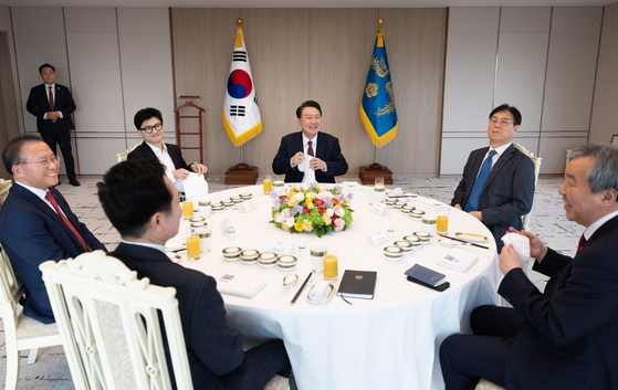 윤석열 대통령이 29일 서울 용산 대통령실 청사에서 국민의힘 한동훈 비상대책위원장, 윤재옥 원내대표 등과 오찬을 함께하며 대화하고 있다. 〈사진=대통령실 제공〉