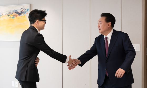 윤석열 대통령과 국민의힘 한동훈 비상대책위원장이 29일 서울 용산 대통령실 청사에서 가진 오찬 회동에서 악수하고 있다. 〈사진=대통령실 제공〉